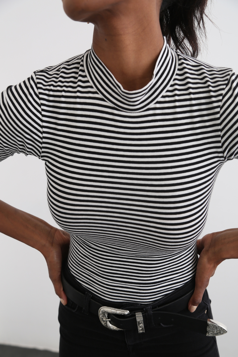 Siyah-Beyaz Dik Yaka Çizgili Bodysuit 