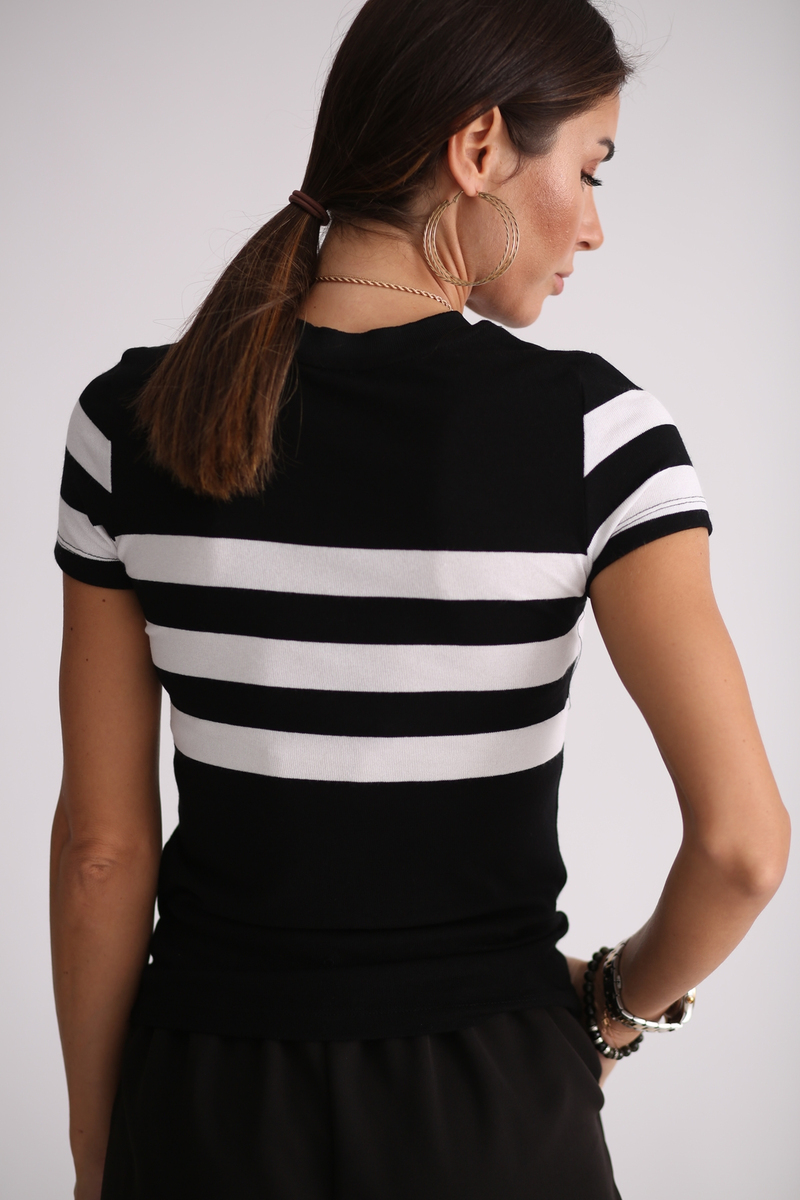 Siyah-Beyaz Omzu  Düğme Detaylı Tshirt 