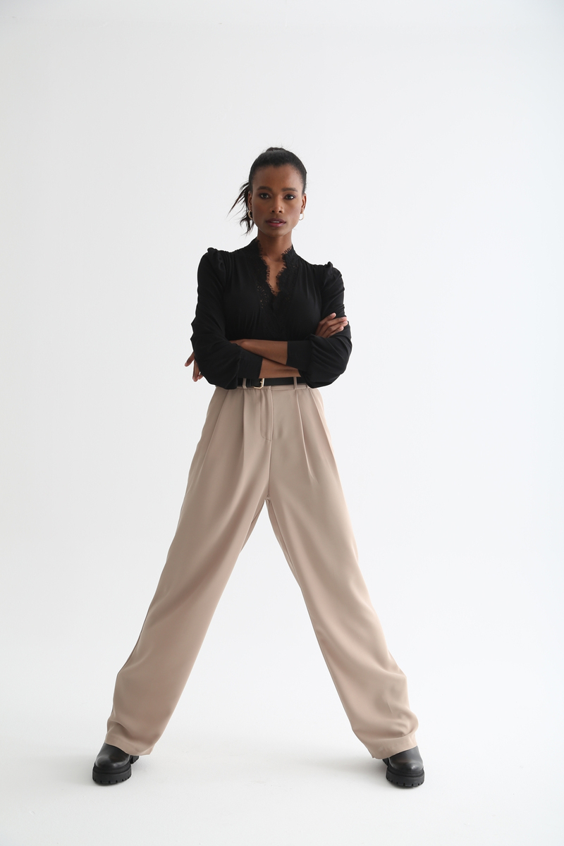 Siyah Dantel Detaylı Bodysuit 