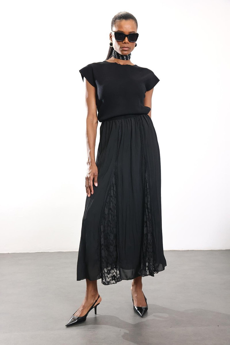 Siyah Dantel Detaylı Piliseli Etek 3371