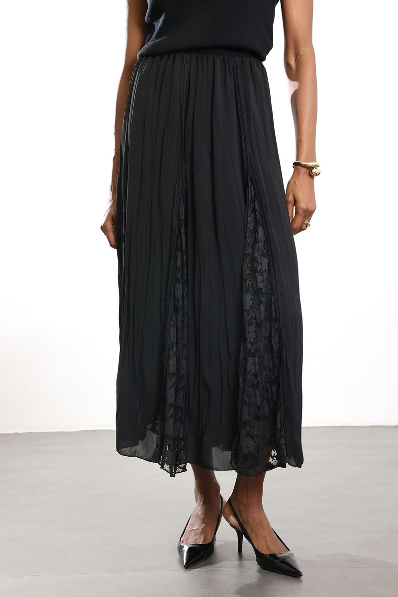 Siyah Dantel Detaylı Piliseli Etek 3371