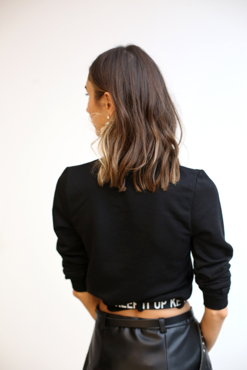Siyah Dik Yaka Kemerli Sweatshirt