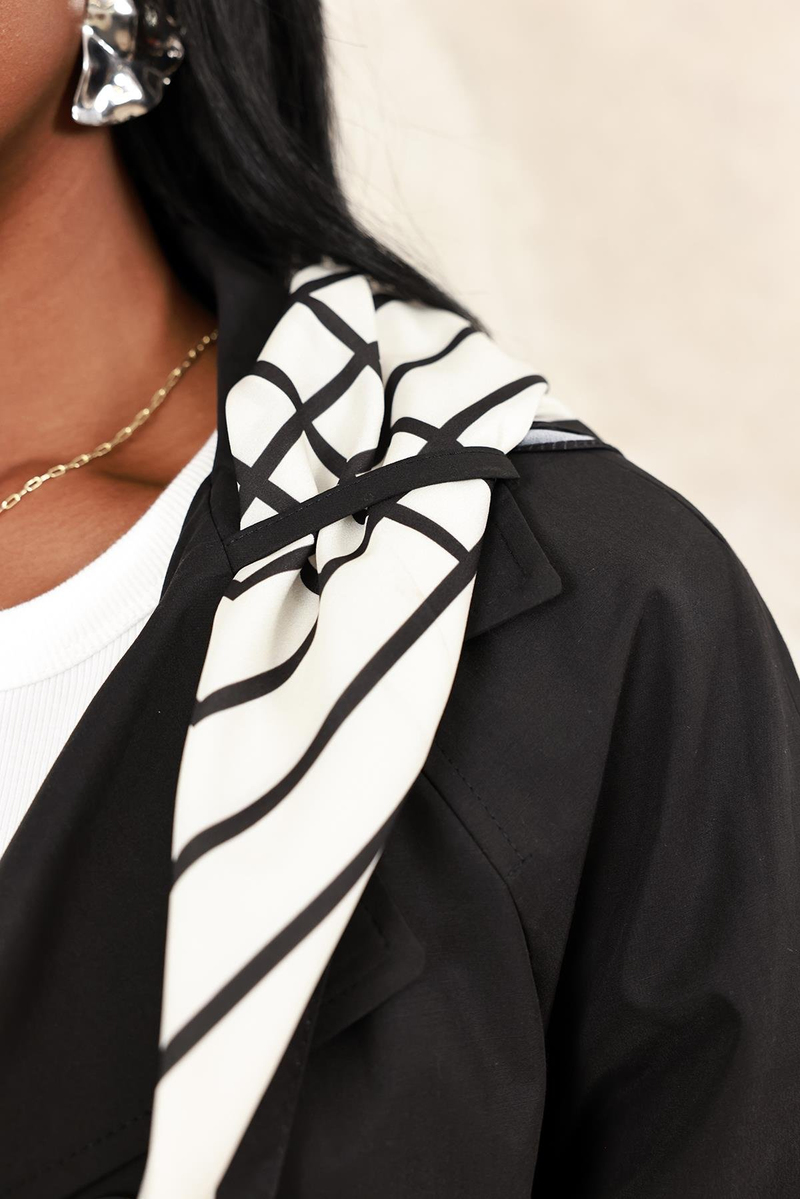 Siyah Fularlı Trençkot 