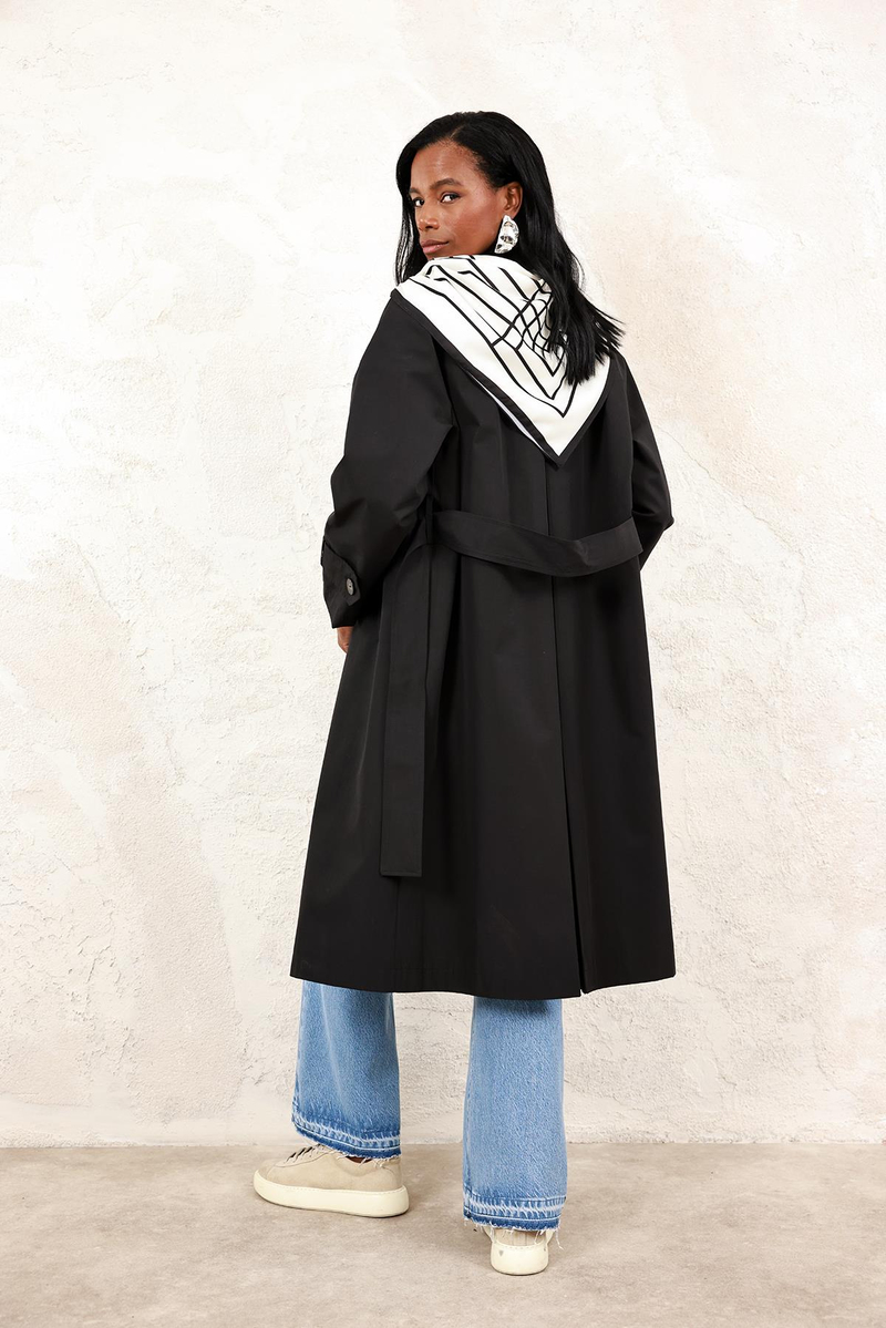 Siyah Fularlı Trençkot 