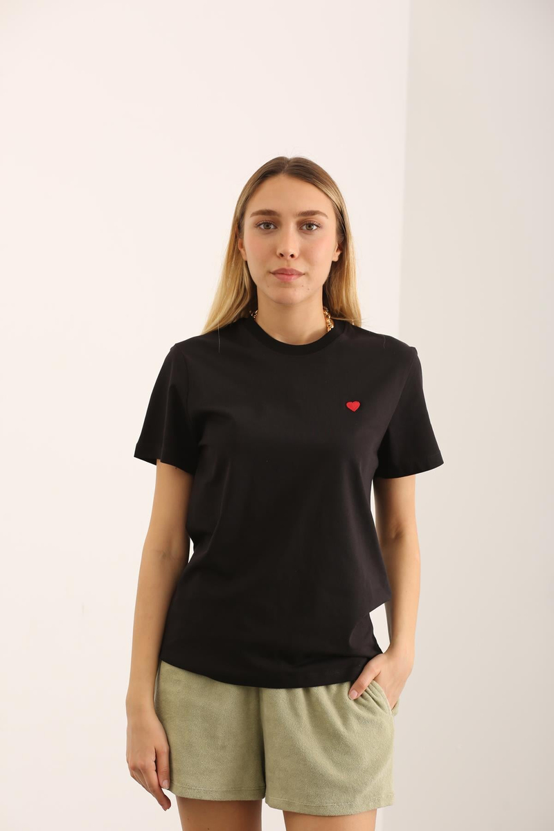 Siyah Kalp Nakışlı Basic Tshirt 19019