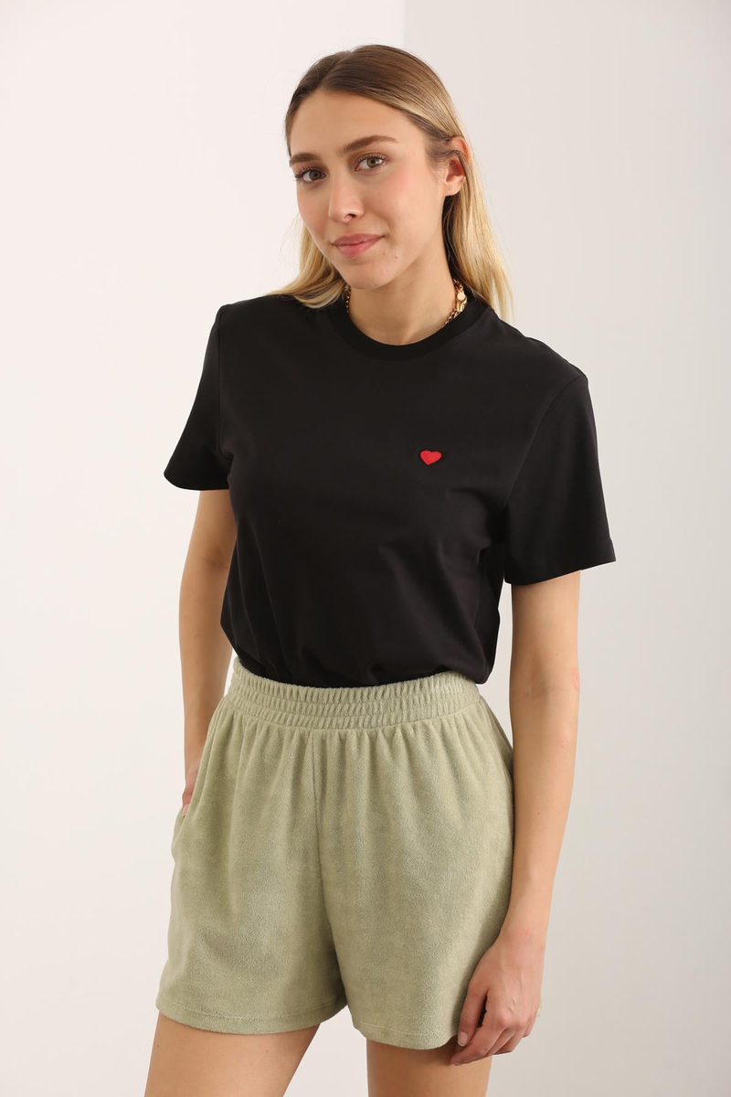 Siyah Kalp Nakışlı Basic Tshirt 19019