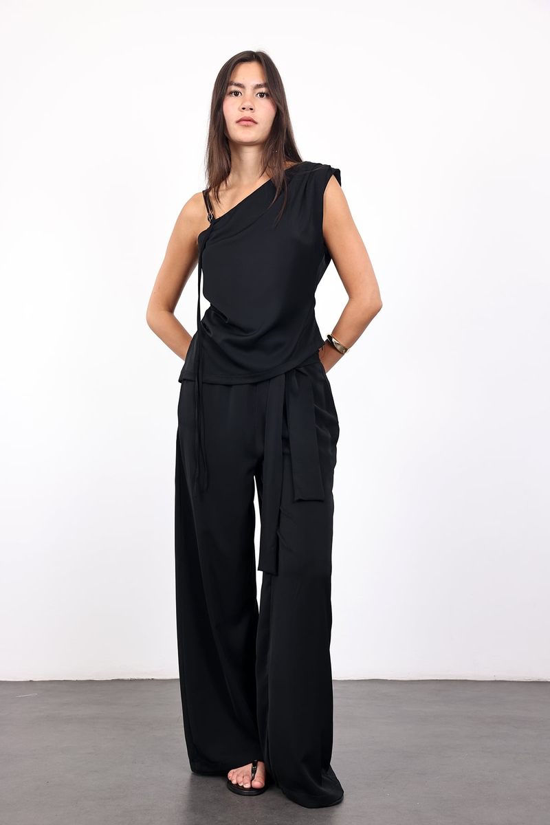 Siyah Kemerli Dökümlü Pantolon 031682