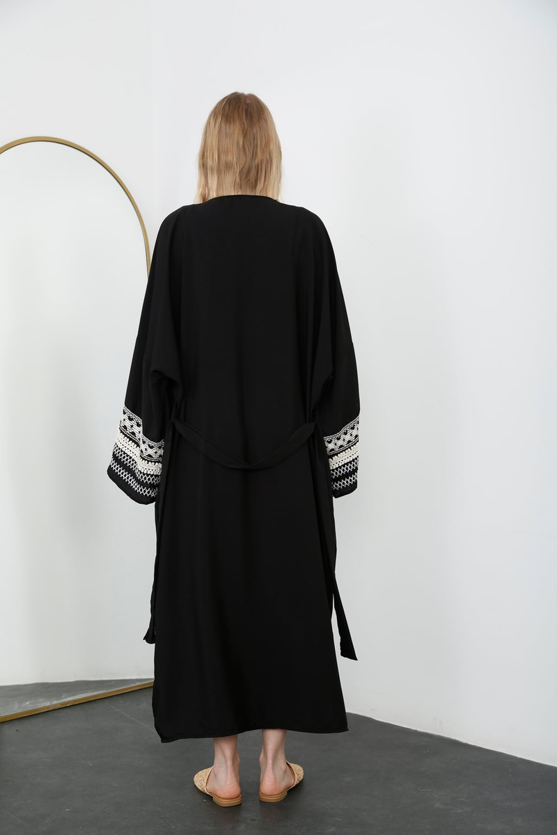 Siyah Kuşaklı Nakışlı Kimono 