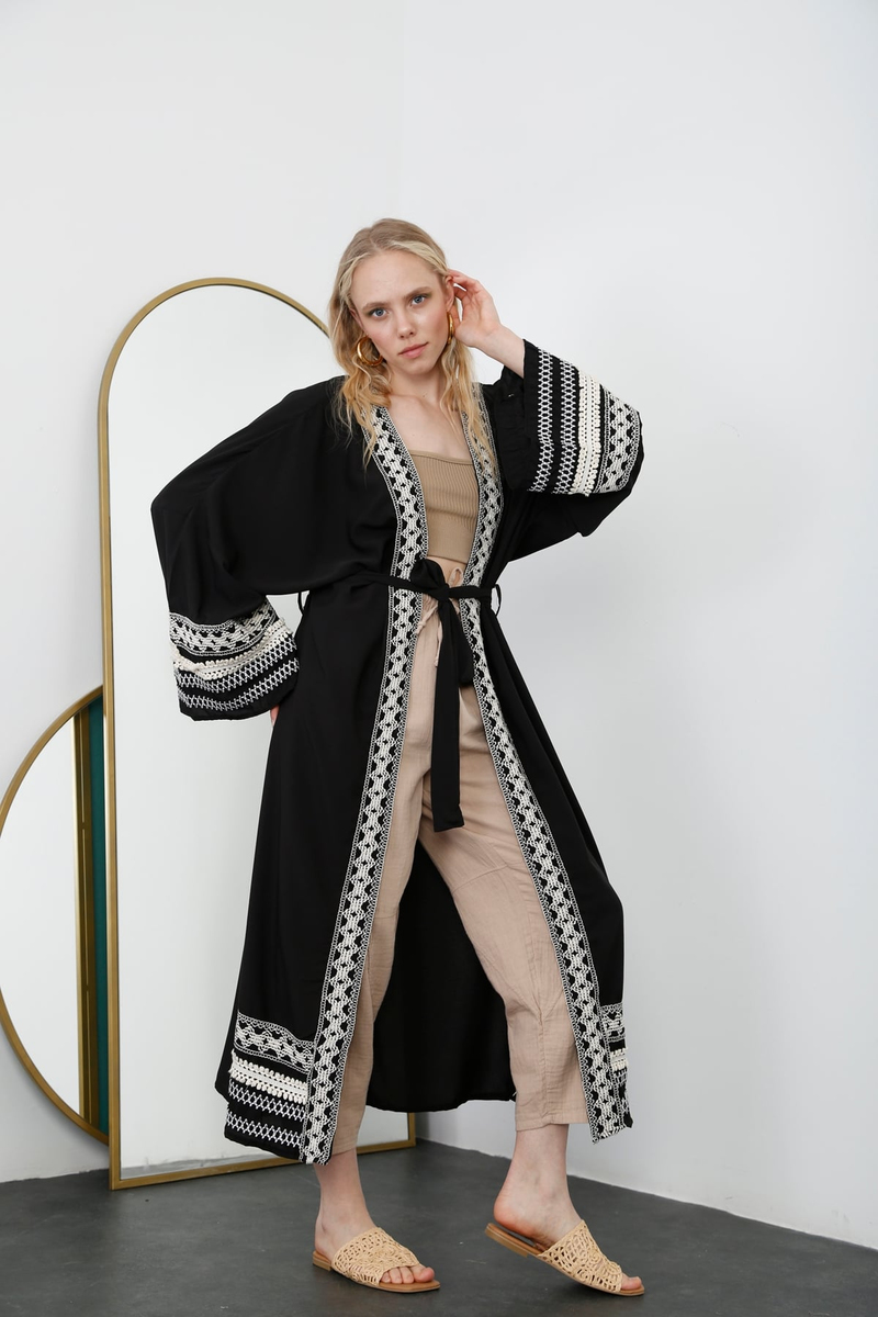 Siyah Kuşaklı Nakışlı Kimono 