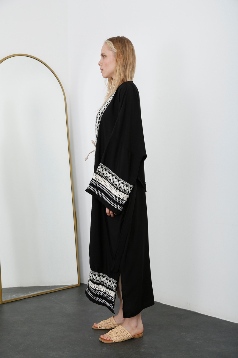 Siyah Kuşaklı Nakışlı Kimono 