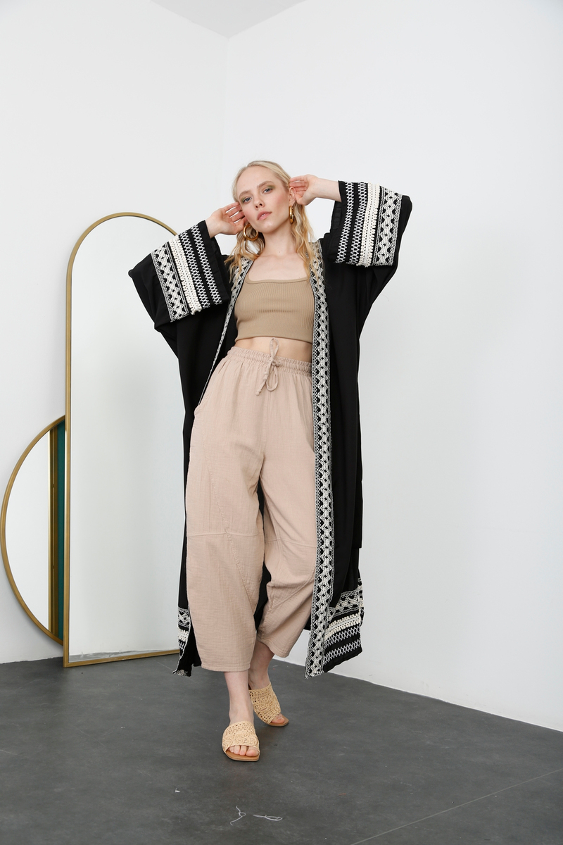 Siyah Kuşaklı Nakışlı Kimono 