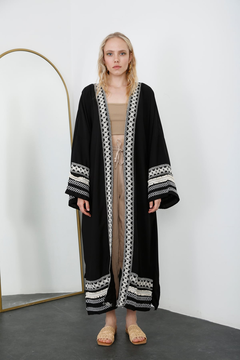 Siyah Kuşaklı Nakışlı Kimono 