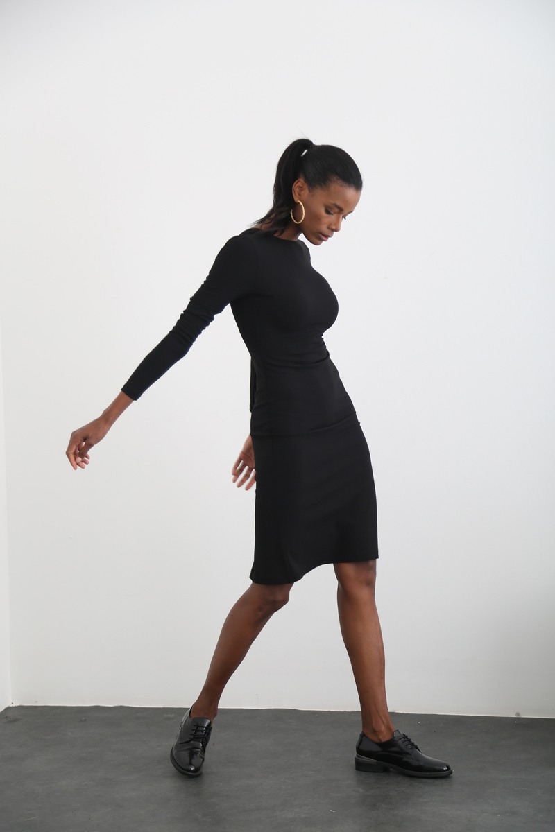 Siyah Sırtı V Midi Krep Elbise 