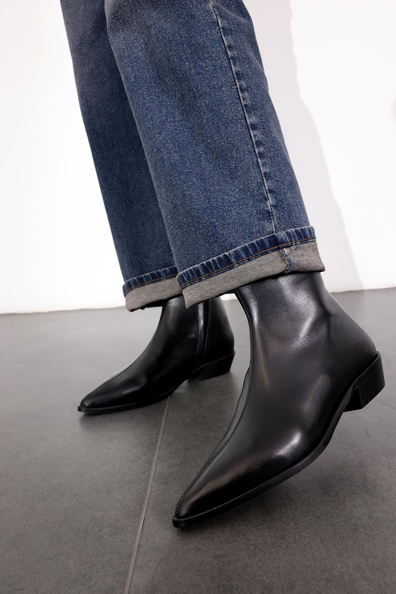 Siyah Sivri Burun Bot 128702