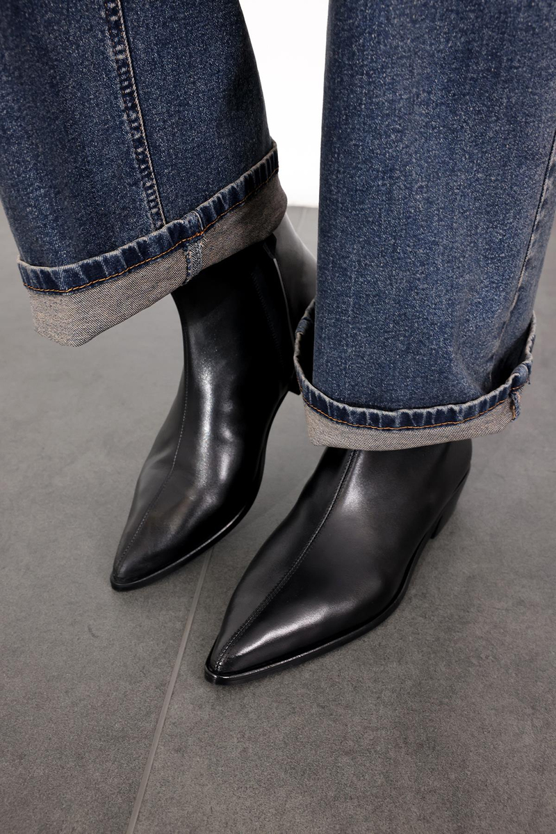 Siyah Sivri Burun Bot 128702