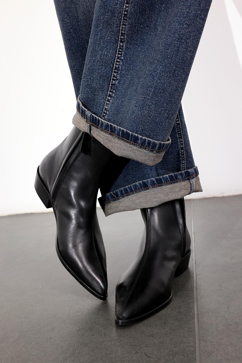 Siyah Sivri Burun Bot 128702