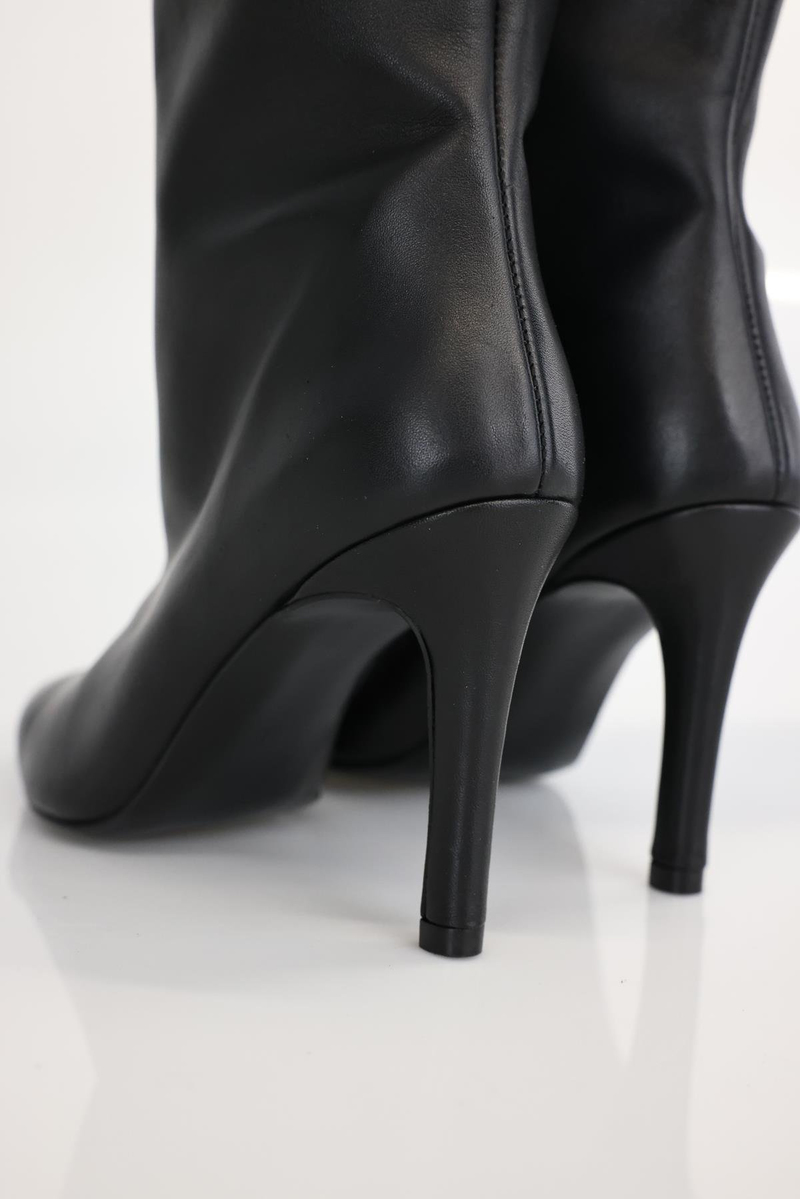 Siyah Sivri Burun Topuklu Çizme 24403