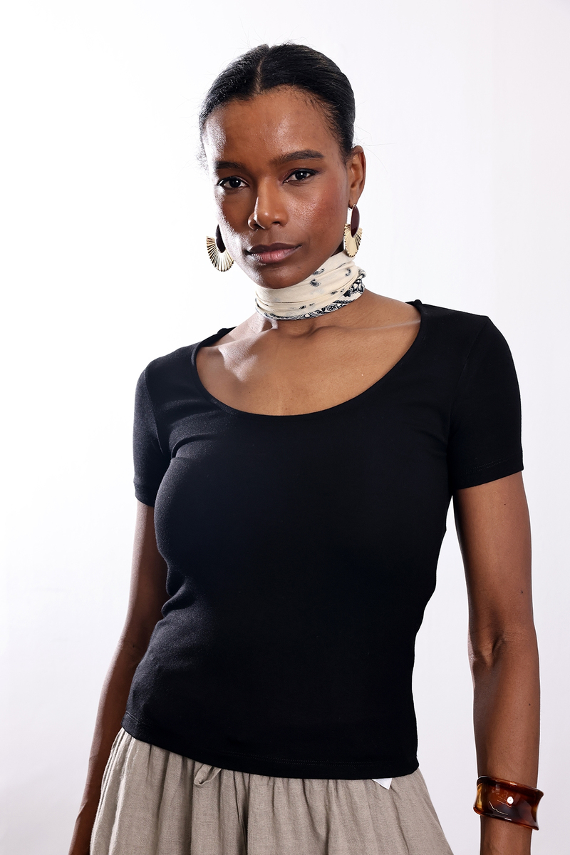 Siyah U Yaka Fit Basic Tişört 251030