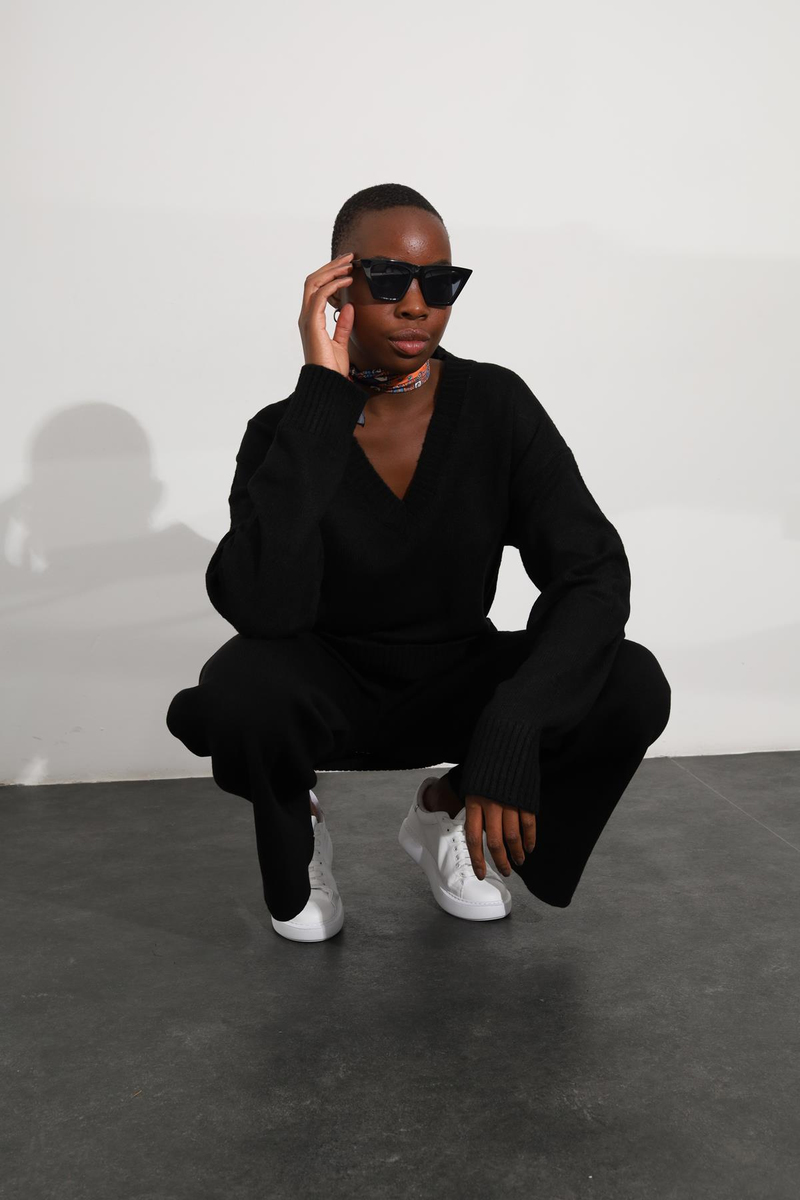 Siyah V Yaka Basic Kazak 0918