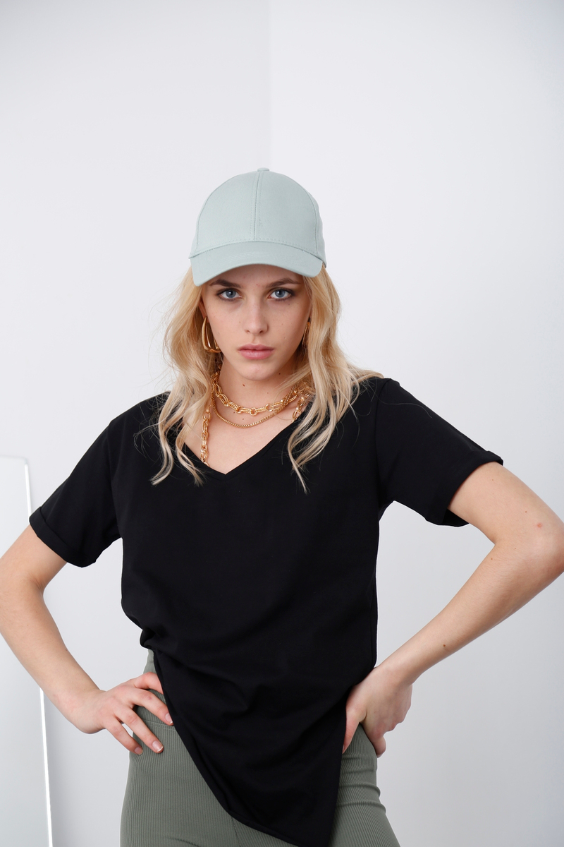 Siyah V Yaka Yırtmaçlı Tshirt 8004