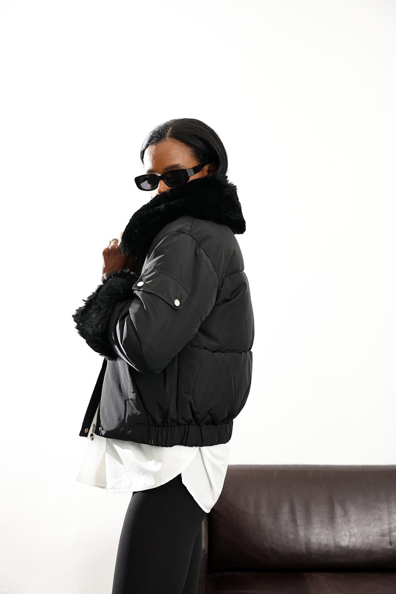 Siyah Yakası Kürklü Su Geçirmez Mont D99626