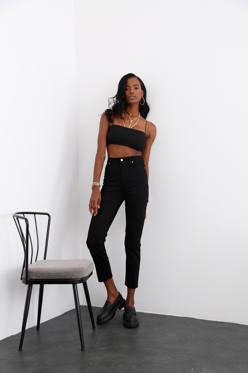 Siyah Yüksek Bel Likralı Mom Fit Jean 