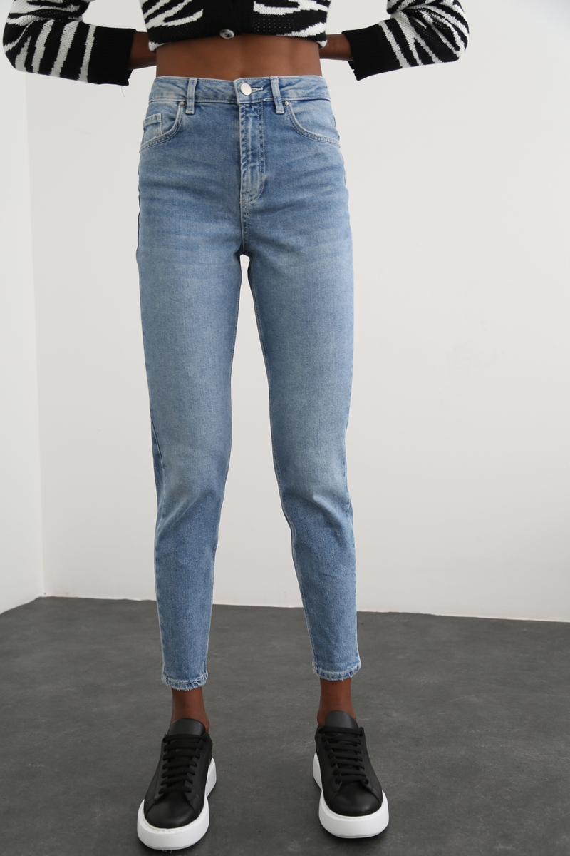 Yıkamalı Mavi Mom Fit Jean 