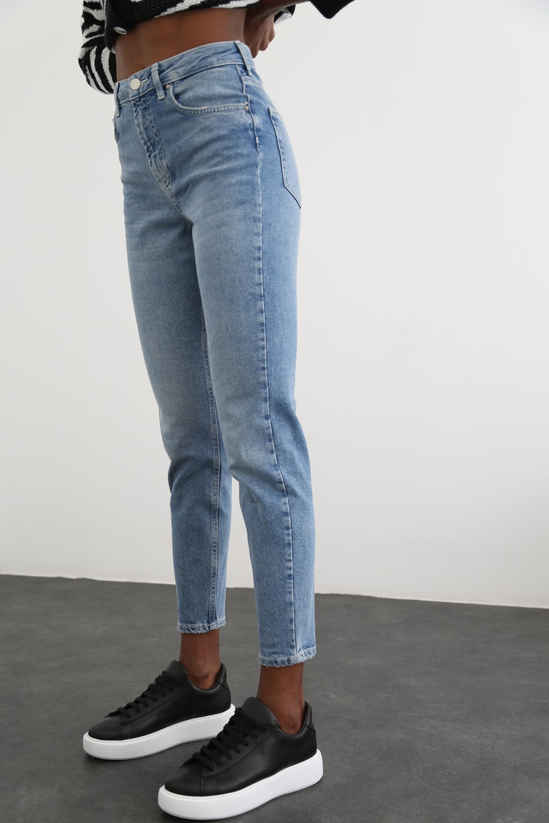 Yıkamalı Mavi Mom Fit Jean 