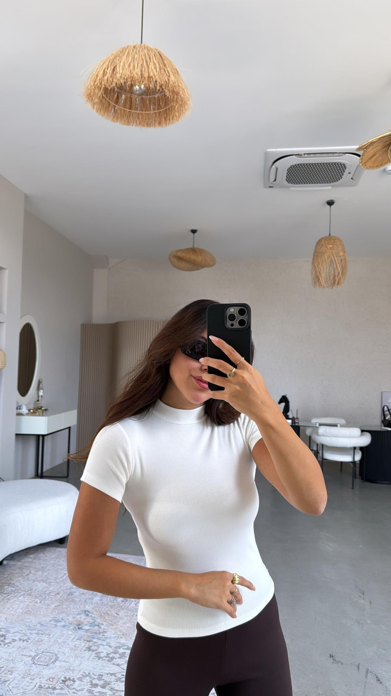 Beyaz Dik Yaka Kısa Kol Body
