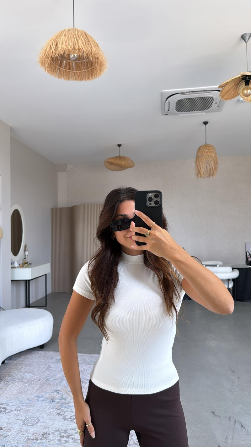 Beyaz Dik Yaka Kısa Kol Body