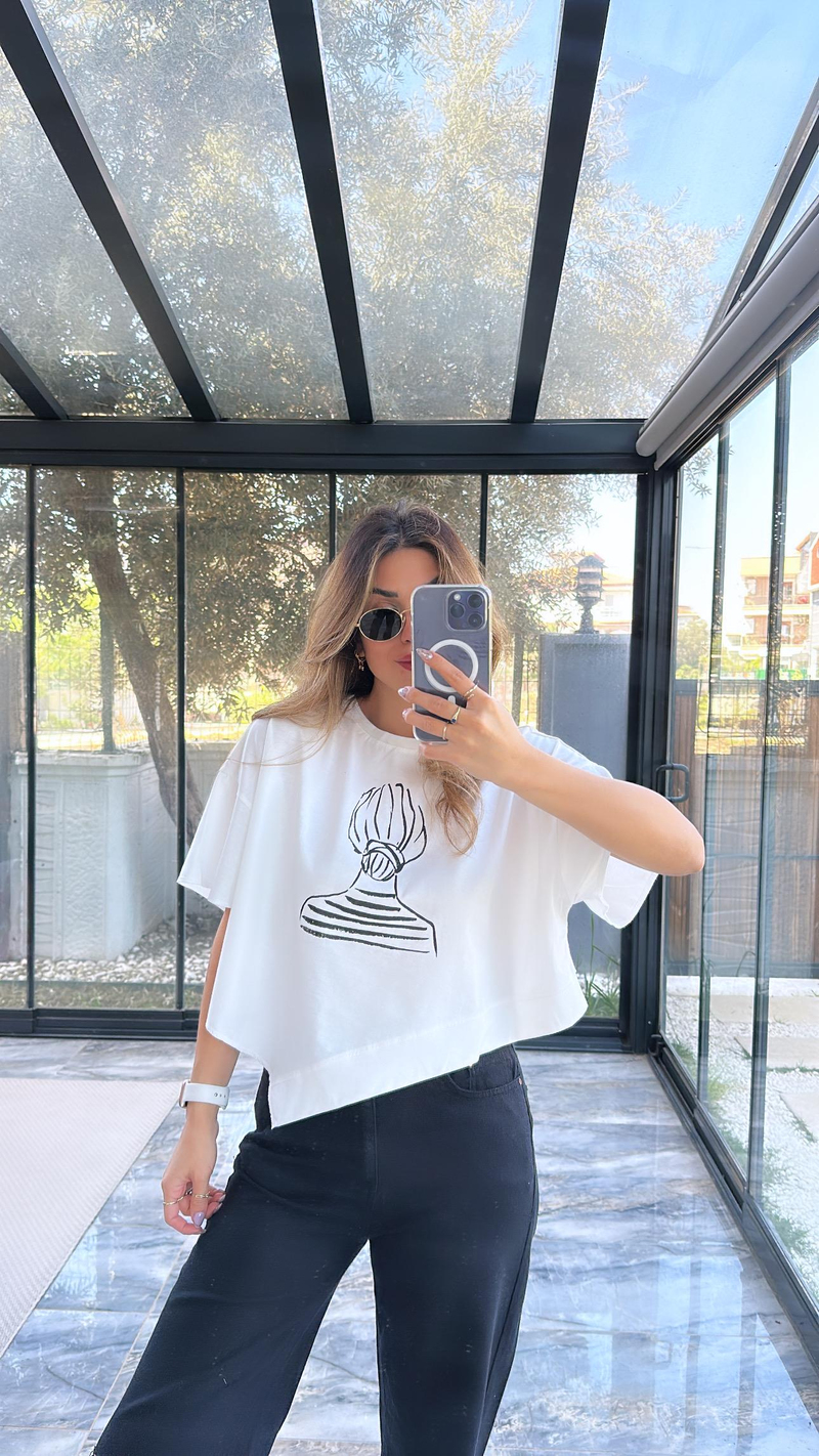 Beyaz Kadın Figür Tasarım Tshirt