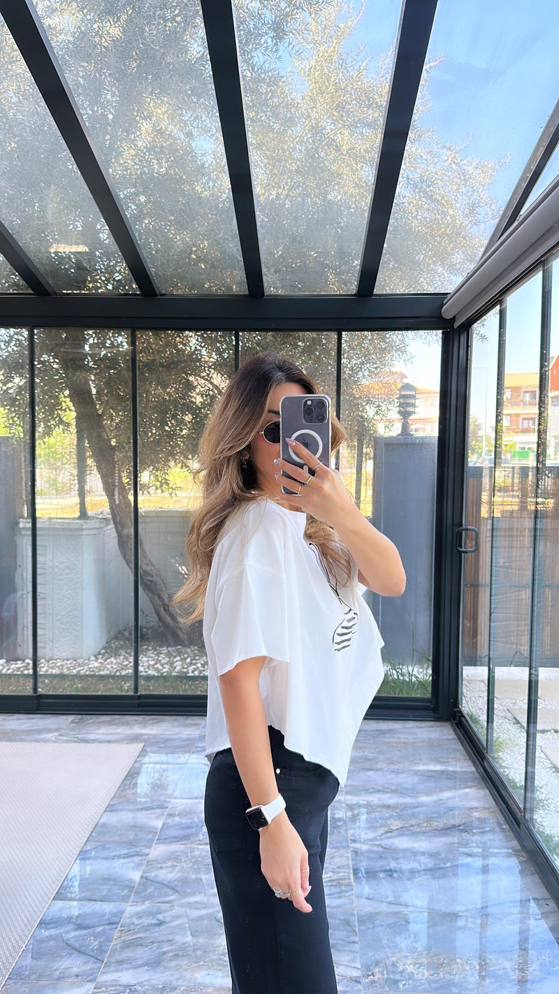 Beyaz Kadın Figür Tasarım Tshirt