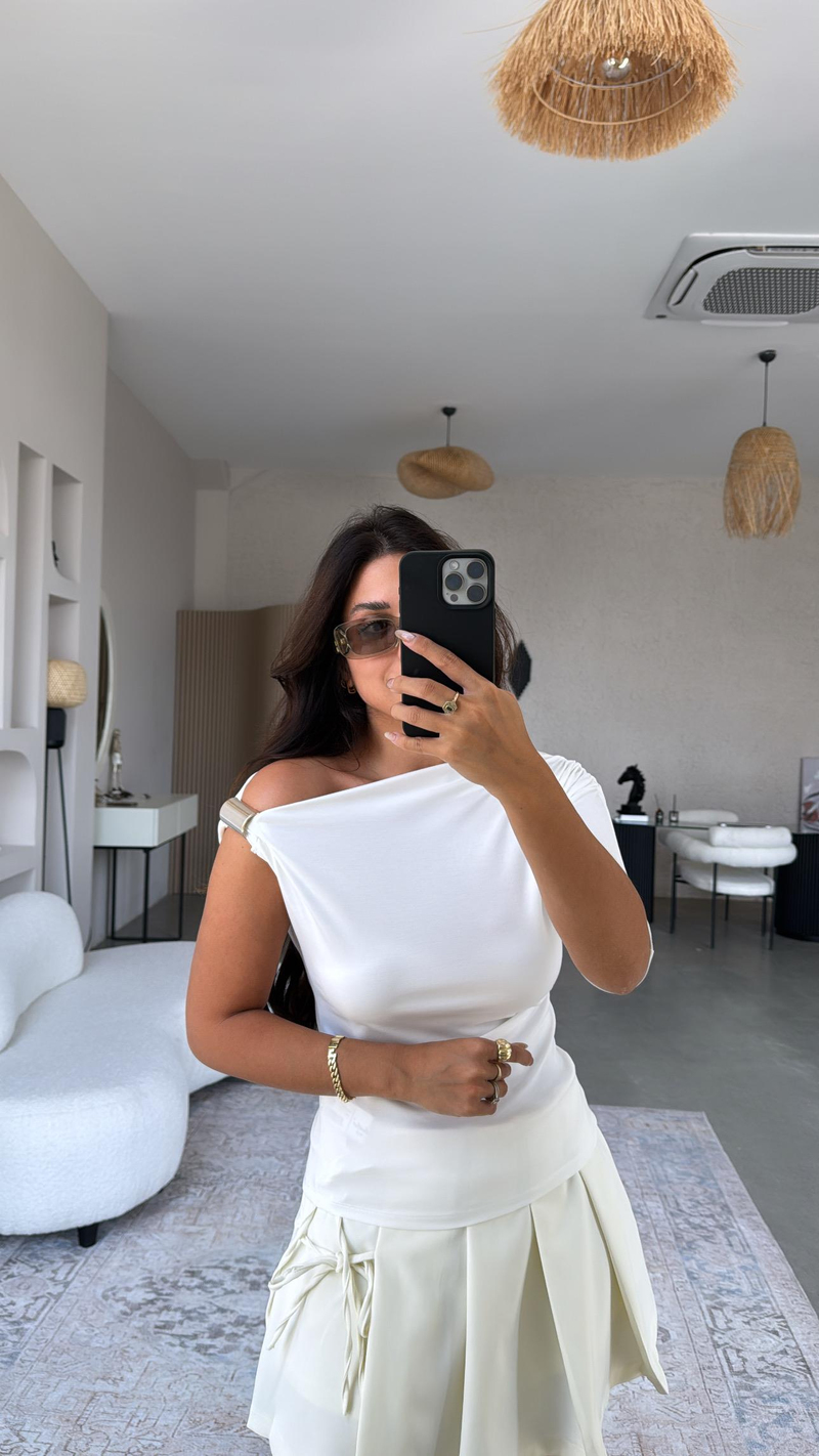 Beyaz Omuz Aksesuarlı Bluz