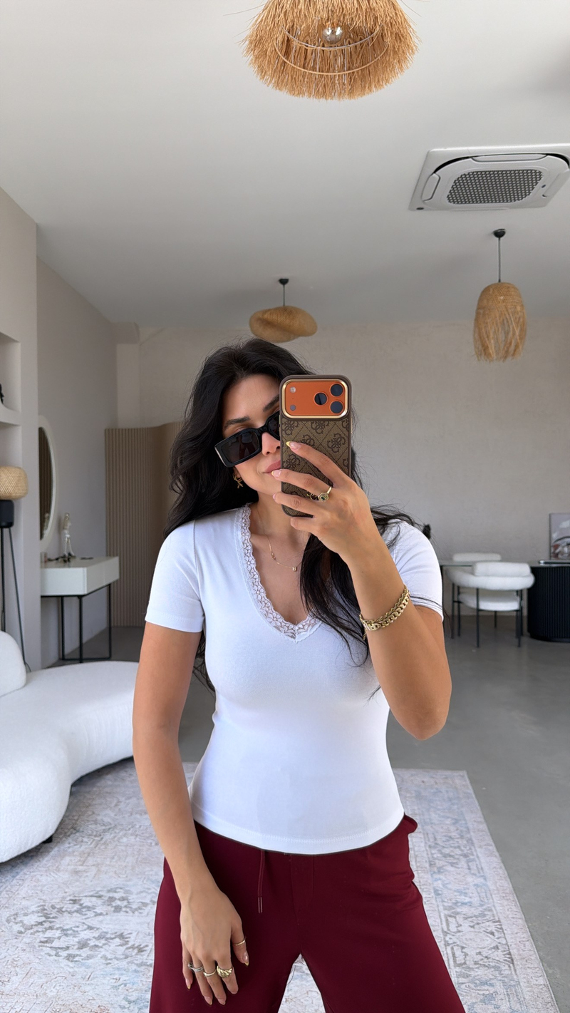 Beyaz Pamuk V Yaka Dantel Detaylı Basic Tshirt