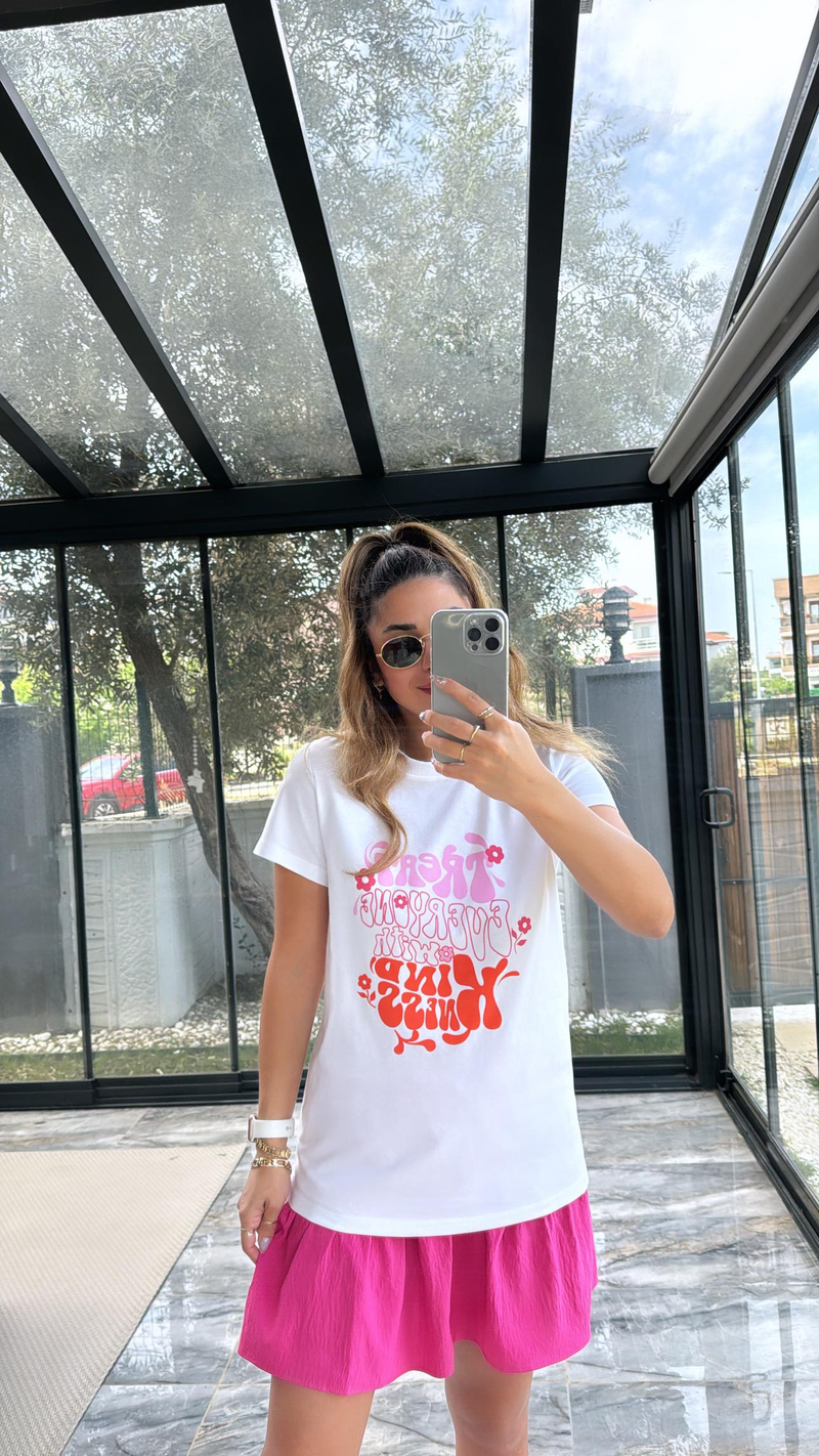 Beyaz Pembe Yazı ve Çiçek Baskılı Tshirt