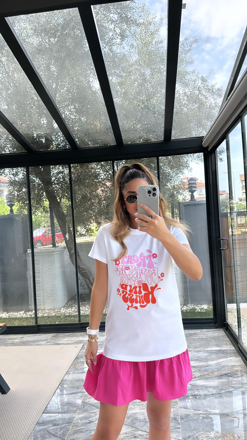 Beyaz Pembe Yazı ve Çiçek Baskılı Tshirt