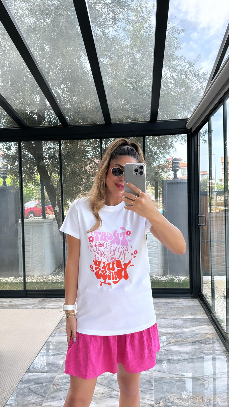 Beyaz Pembe Yazı ve Çiçek Baskılı Tshirt
