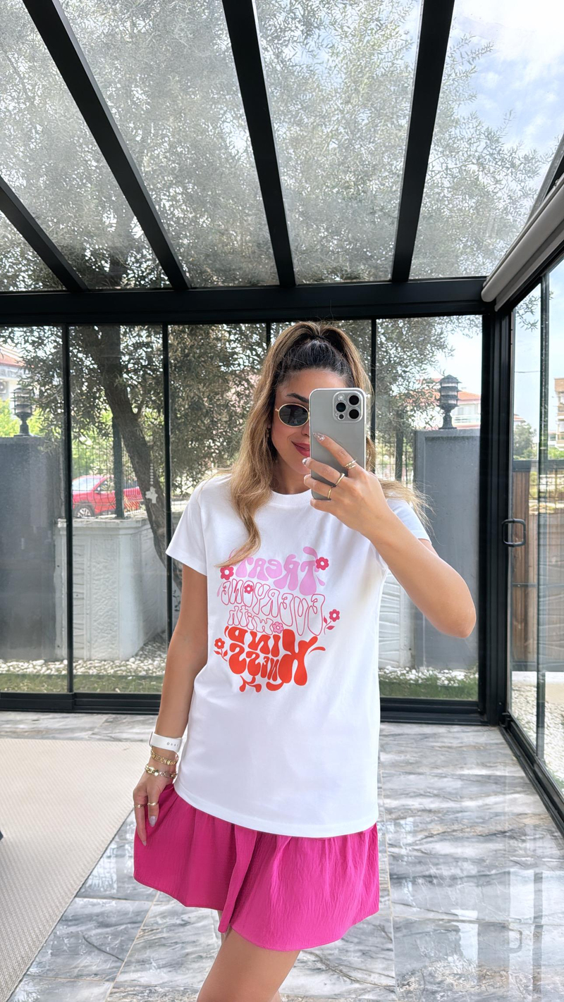 Beyaz Pembe Yazı ve Çiçek Baskılı Tshirt