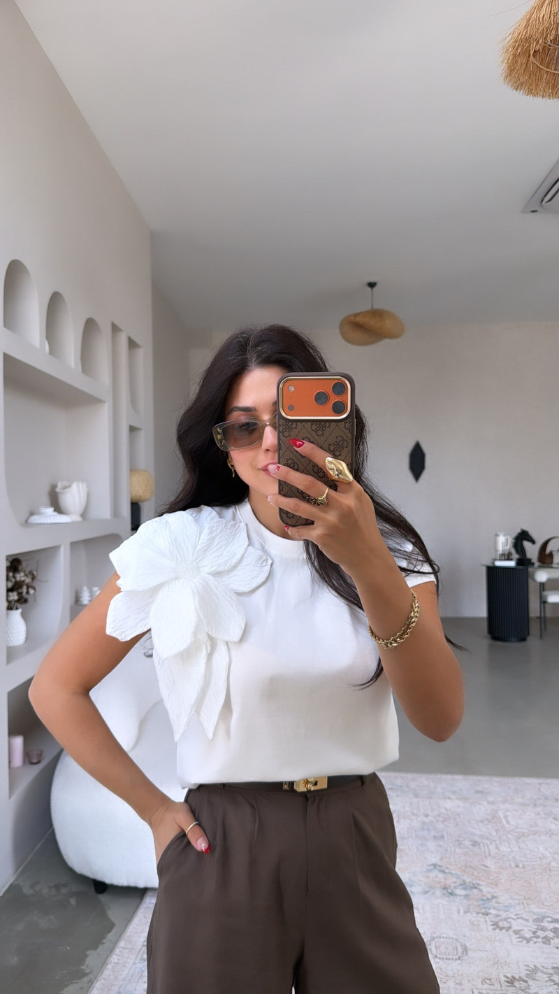 Beyaz Üç Boyutlu Çiçekli Kristal Taşlı Tshirt