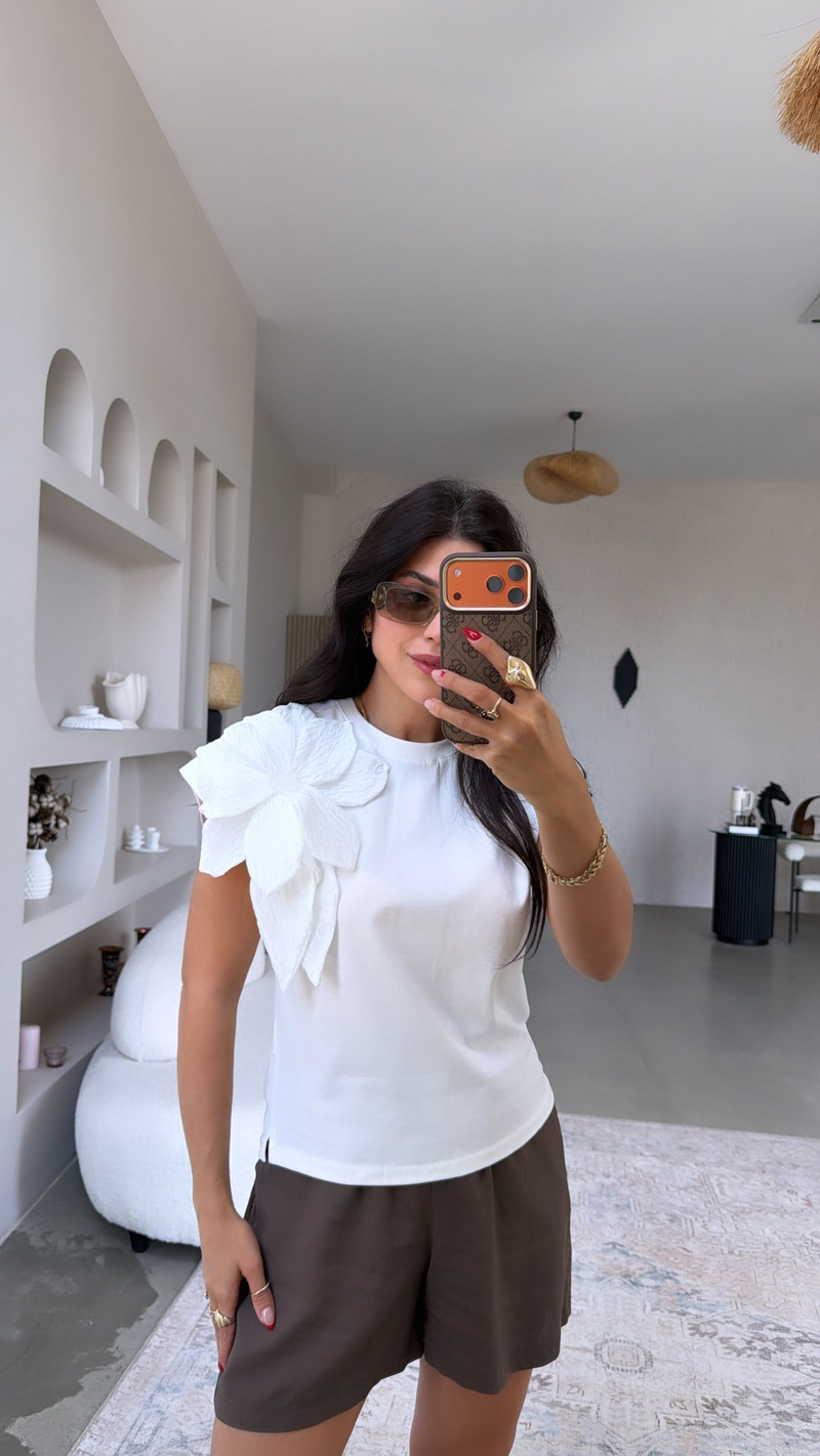 Beyaz Üç Boyutlu Çiçekli Kristal Taşlı Tshirt