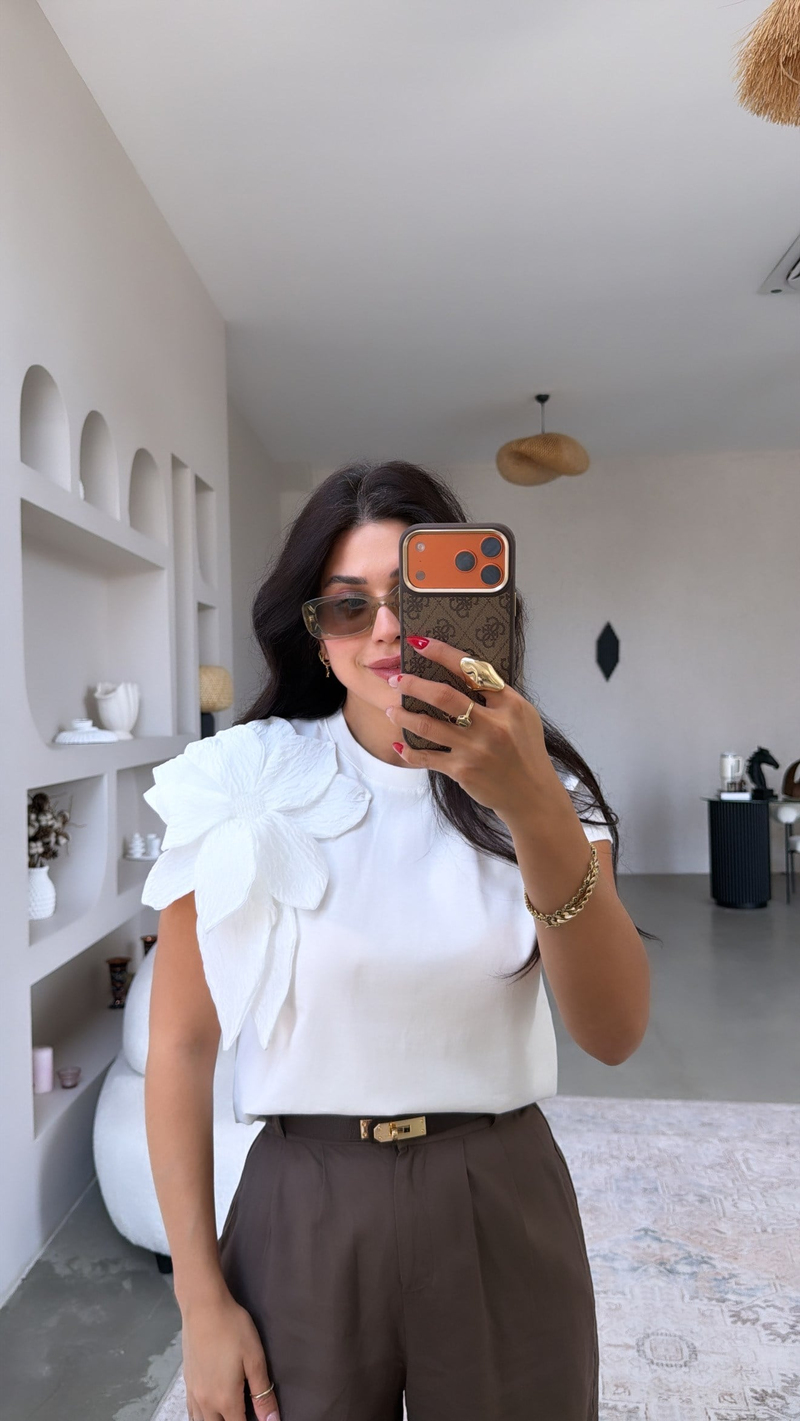 Beyaz Üç Boyutlu Çiçekli Kristal Taşlı Tshirt