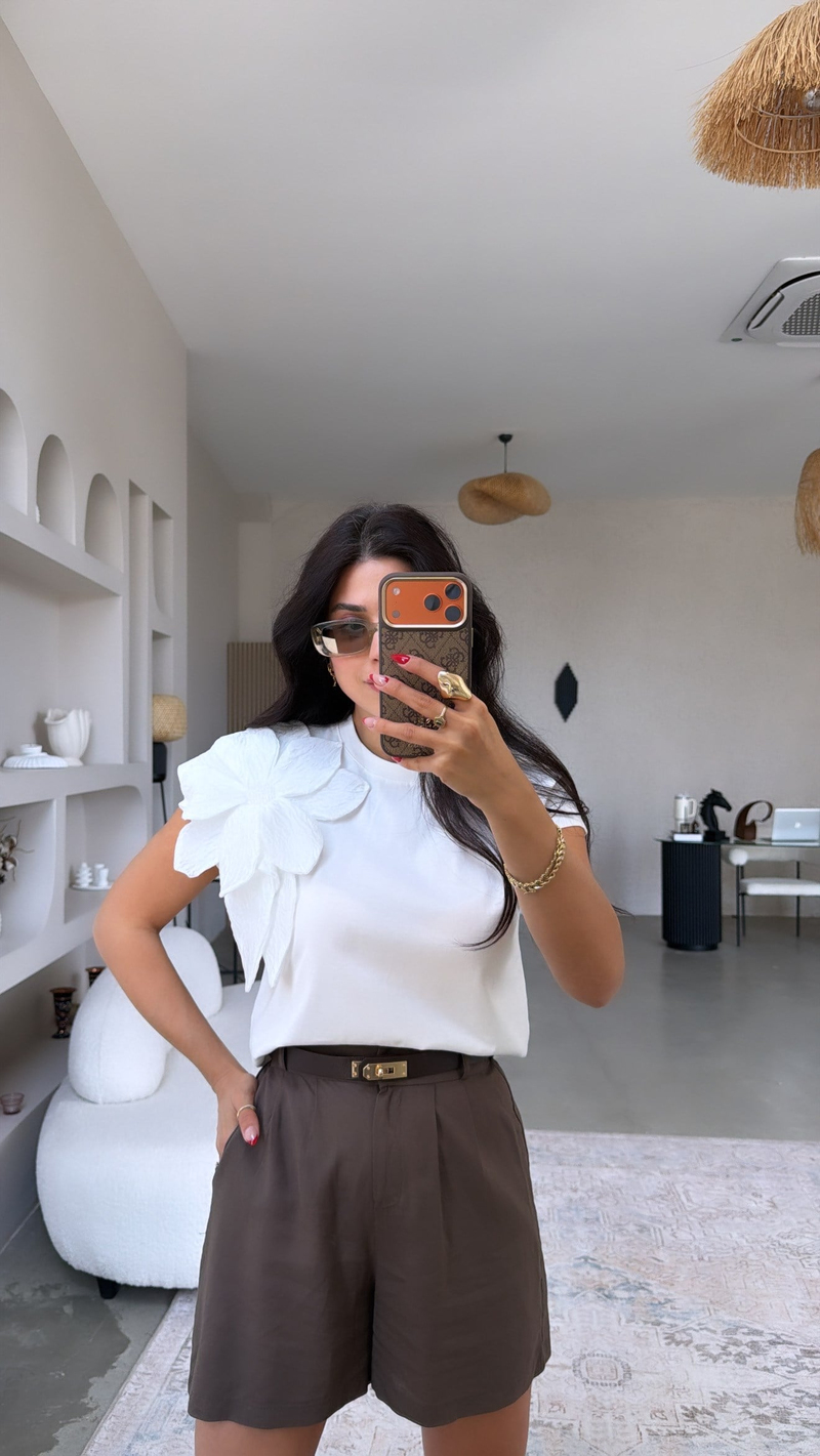 Beyaz Üç Boyutlu Çiçekli Kristal Taşlı Tshirt