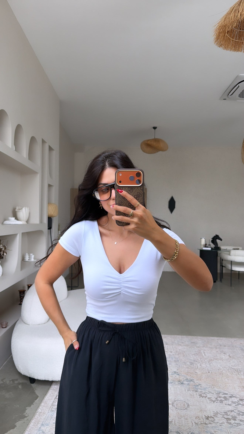 Beyaz V Yakası Büzgülü Crop Pamuk Tshirt