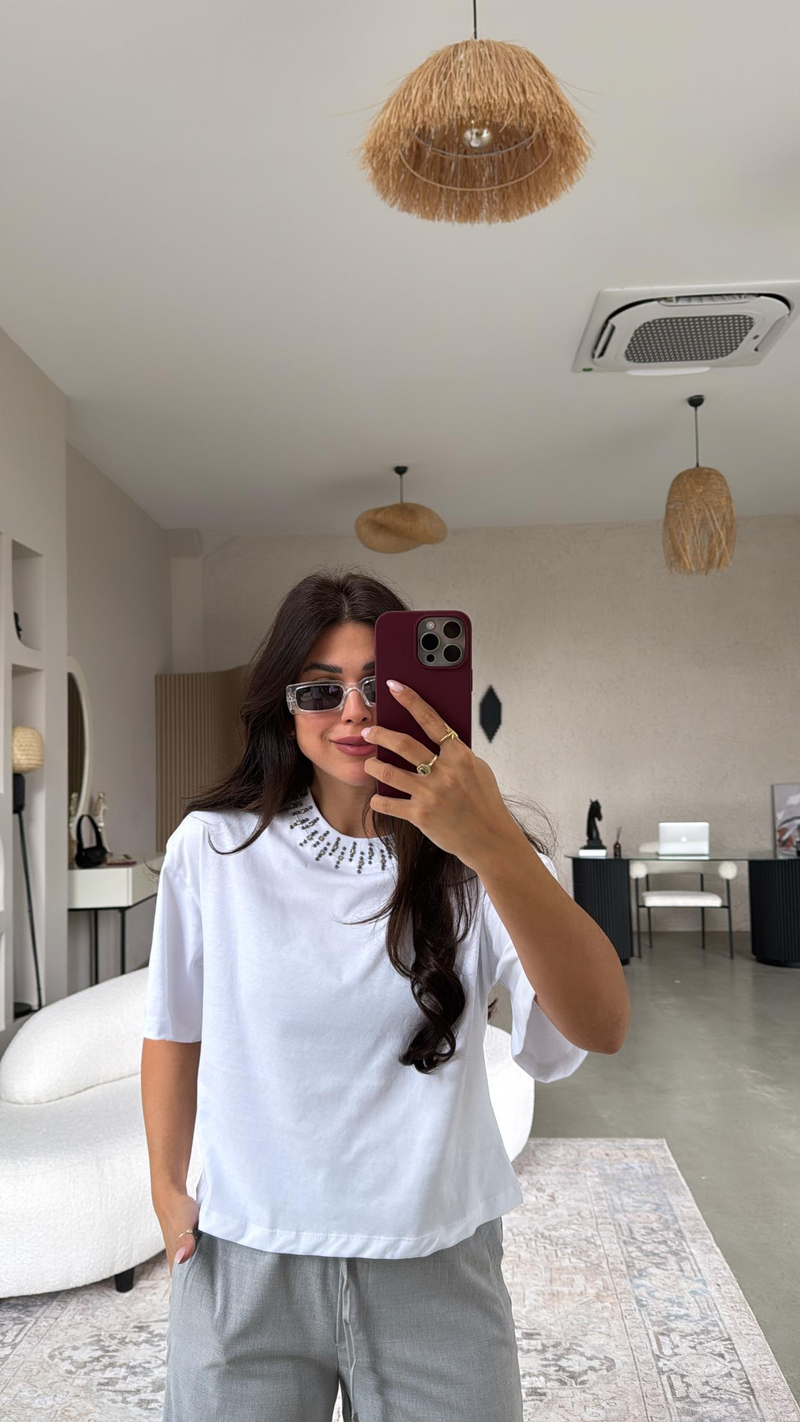 Beyaz Yakası Taş Detaylı Tshirt