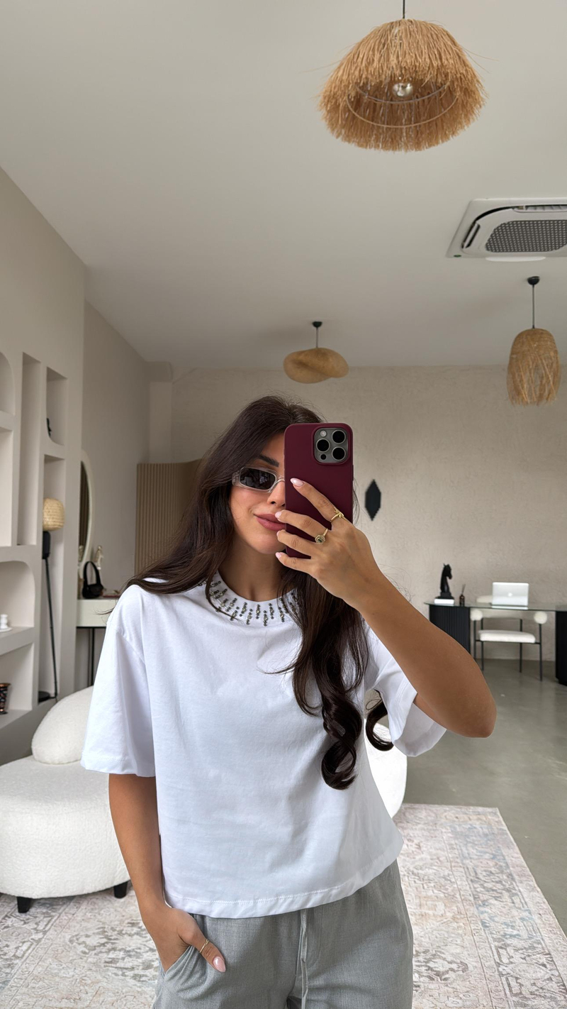 Beyaz Yakası Taş Detaylı Tshirt