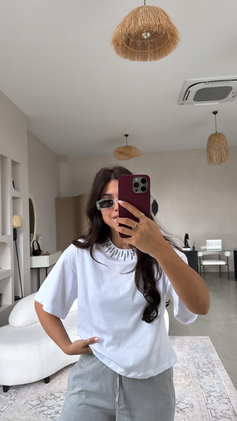Beyaz Yakası Taş Detaylı Tshirt