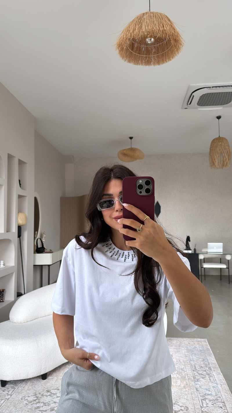 Beyaz Yakası Taş Detaylı Tshirt