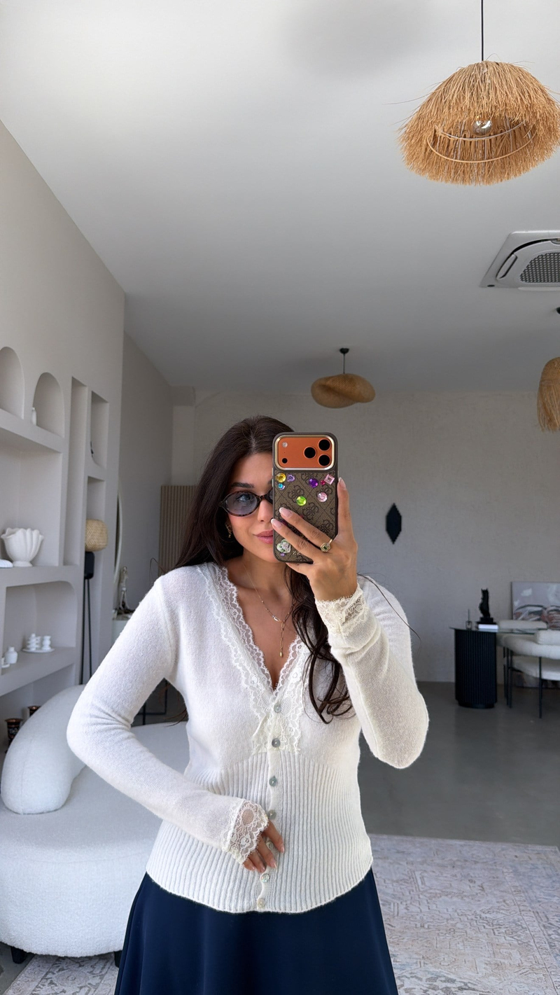 Ekru Kolları ve Yakası Dantelli Yumuşak Triko Hırka