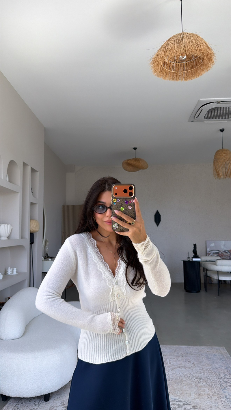 Ekru Kolları ve Yakası Dantelli Yumuşak Triko Hırka