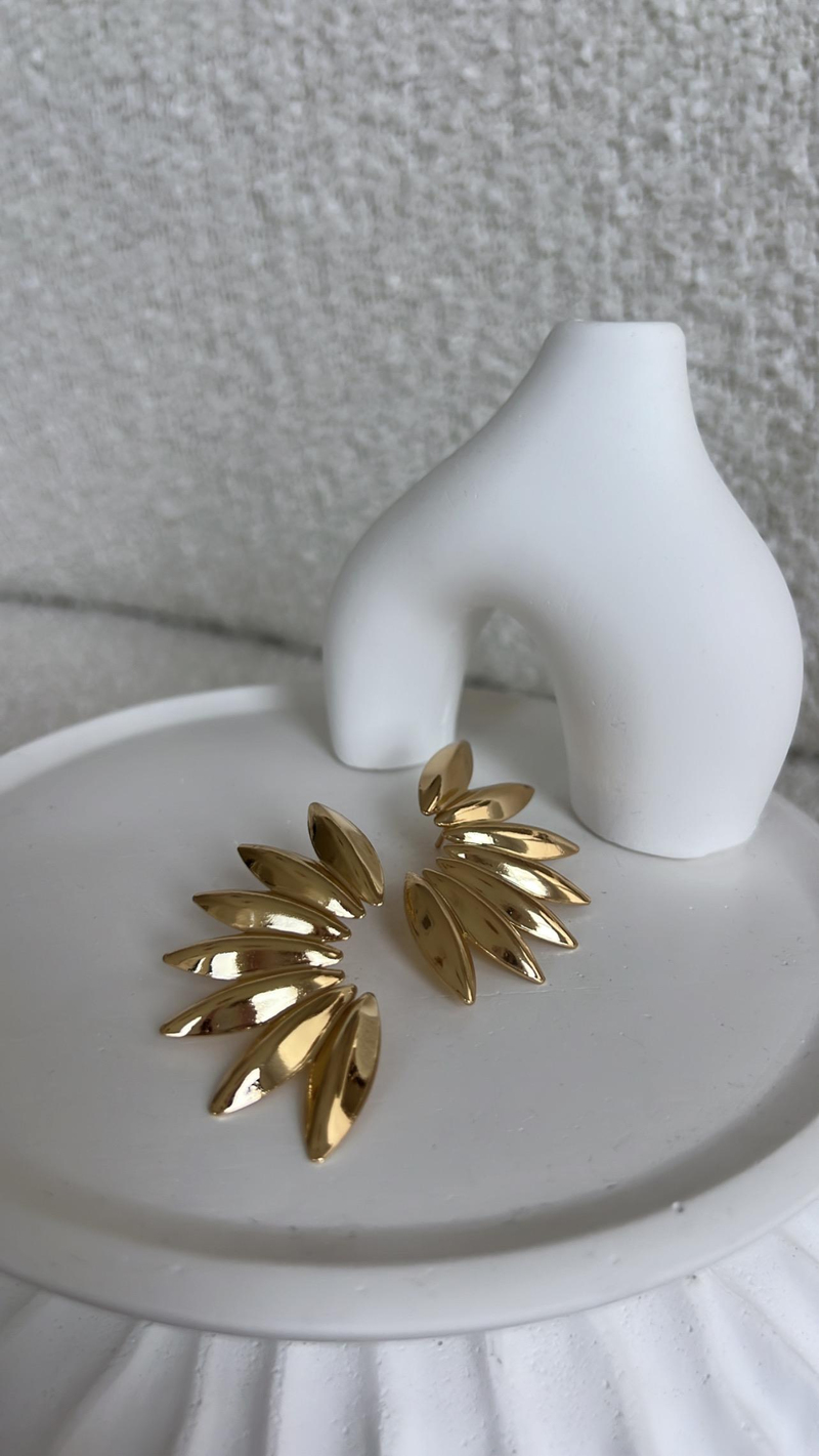 Gold Yarım Çiçek Modelli Küpe